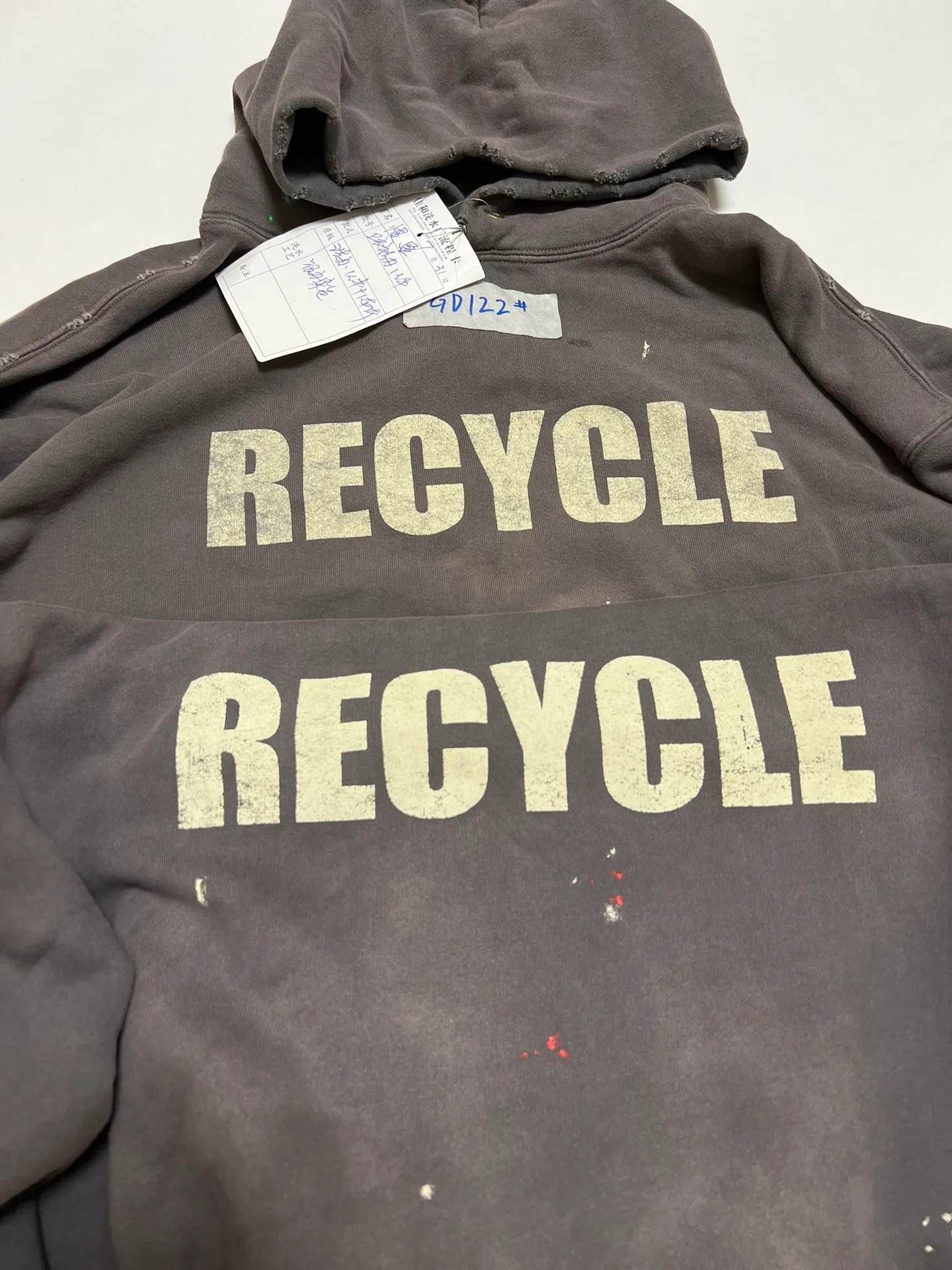 Proofing vs ZP GALLERY DEPT. 90'S RECYCLE HOODIE WASHED BLACK Recycled and distressed environmentally friendly slogan 90'S washed hoodie, washed black S-XL, ready-to-wear garments re-washed and dyed, multiple spots all over the body spray-faded, ribs cut, worn and distressed